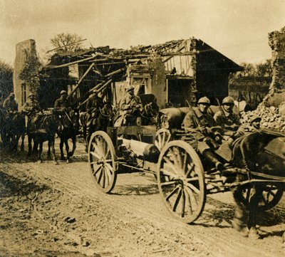 Artillerie die door Beauzée trekt, Noord-Frankrijk, ca. 1914-1918 door Unbekannt