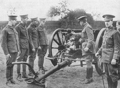 Artillerierekruten krijgen de werking van een 18-ponder uitgelegd, 1915 door Unbekannt
