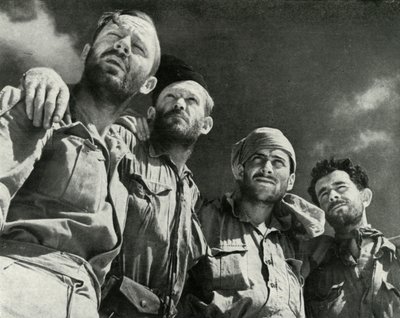 Toen de Duitsers aanvielen bij Alamein, liepen deze vier mannen de Britse linies binnen door Unbekannt
