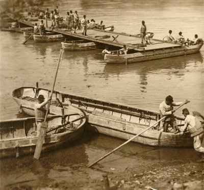 Samenstellen van een pontonbrug, c1914-c1918 door Unbekannt