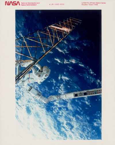 Astronaut op EVA van de Space Shuttle Atlantis, 1985 door Unbekannt