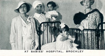 In het Babies Ziekenhuis, Brockley, 1933 1937 door Unbekannt