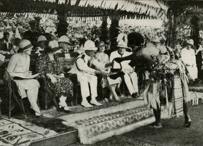 In Suva, Fiji. Presenteren van een Tabua-tand van de potvis ...1927, 1937 door Unbekannt
