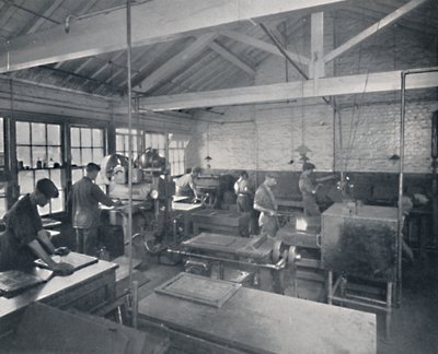 Aan het werk in de gieterij. Wasmallen maken van de pagina