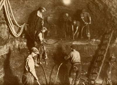 Aan het Werk aan de Nieuwe Mersey Tunnel, ca. 1930 door Unbekannt