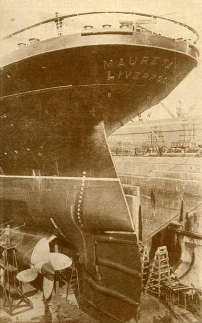 Aan het werk aan de achtersteven van de Mauretania, in droogdok, ca. 1930 door Unbekannt