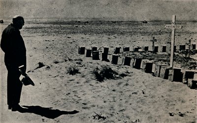 Op een slagveldkerkhof in Egypte, 1942, 1945 door Unbekannt