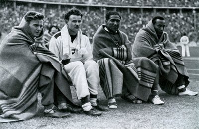 Atleten Frank Wykoff, Paul Hanni, Ralph Metcalfe en Jesse Owens, Berlijnse Olympische Spelen door Unbekannt