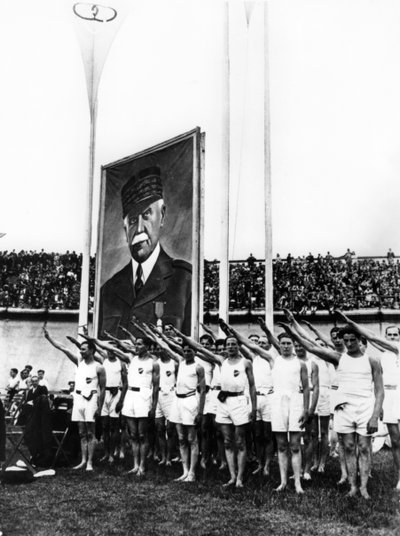 Atleten brengen de fascistische groet, Parc des Princes, Parijs, 1941 door Unbekannt