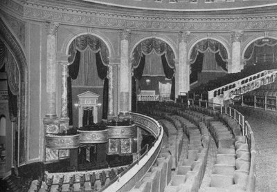 Auditorium vanaf het balkon, Fox Theatre, Philadelphia, Pennsylvania door Unbekannt