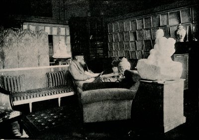 Auguste Rodin Tussen Zijn Boeken Op 77 Rue De Varenne, ca. 1900 door Unbekannt