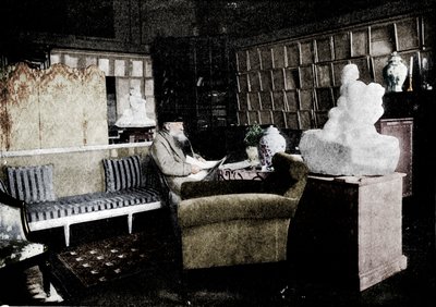Auguste Rodin tussen zijn boeken aan de Rue De Varenne 77, c1900 door Unbekannt
