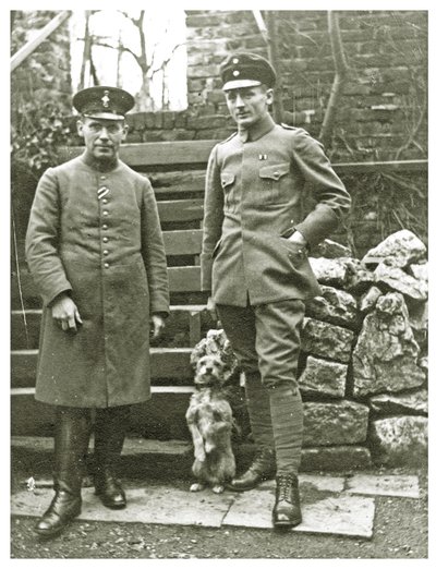 Oostenrijkse of Italiaanse soldaten met een hond, februari 1918 door Unbekannt