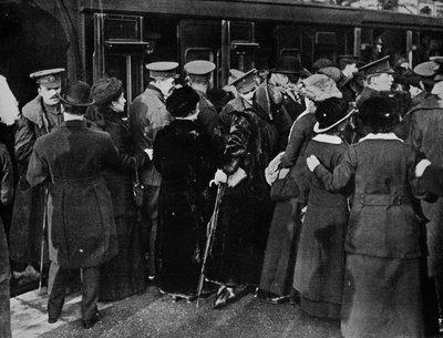 Terug naar de loopgraven vanaf Victoria Station, Londen, 1915 door Unbekannt