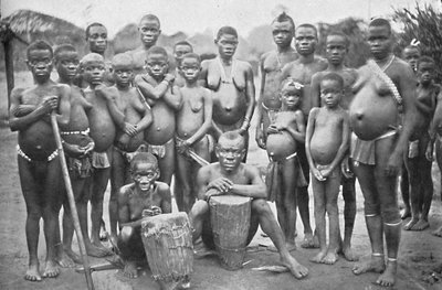 Bambute Pygmeeën groep met twee Walese vrouwen, 1902 door Unbekannt