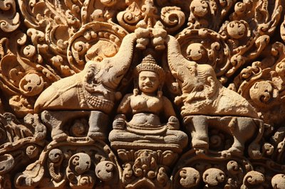 Banteay Srei-tempel in Angkor, Cambodja. Lakshmi, hindoegodin van rijkdom en vrouw van god Vishnu, wordt besprenkeld met heilig water door twee olifanten door Unbekannt