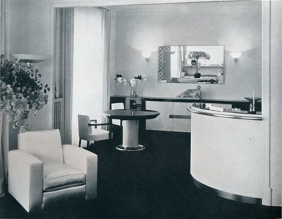 Barhoek van een eetkamer ontworpen door Jacques Adnet door Unbekannt