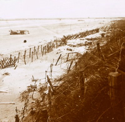Prikkeldraadversperringen op het strand, Nieuwpoort-Bad, Vlaanderen, België, ca. 1914-1918 door Unbekannt