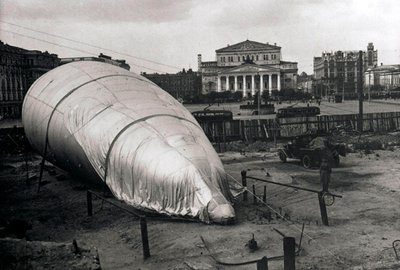 Barrageballon bij het Bolsjojtheater, Moskou, USSR, 1942 door Unbekannt
