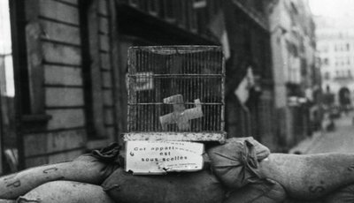 Barricade op de Rue de Chateaudun, bevrijding van Parijs, augustus 1944 door Unbekannt