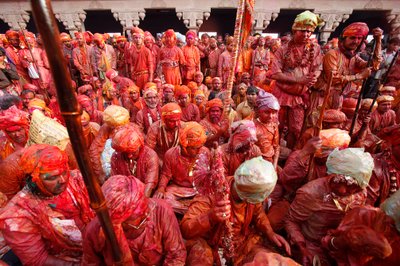 Barsana dorpelingen vieren Holi in Nandgaon, Nandgaon, India door Unbekannt