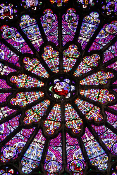 Basiliek van St. Denis, Noord transept, Glas-in-loodraam (detail), Roosvenster boven de middelste poort, Saint-Denis, Frankrijk door Unbekannt