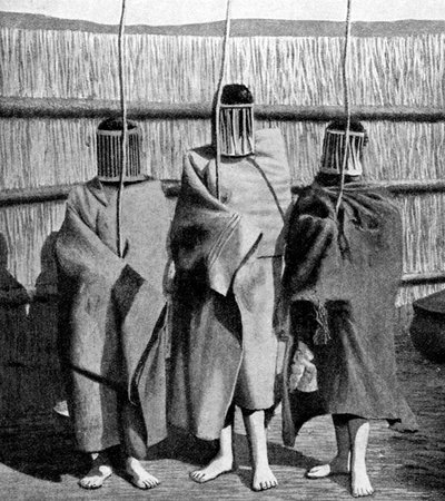 Basuto meisjesbruiden tijdens een periode van inwijding in de volwassen stamgemeenschap, Lesotho, 1922 door Unbekannt