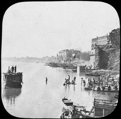 Badplaats bij Benares, India, eind 19e of begin 20e eeuw door Unbekannt