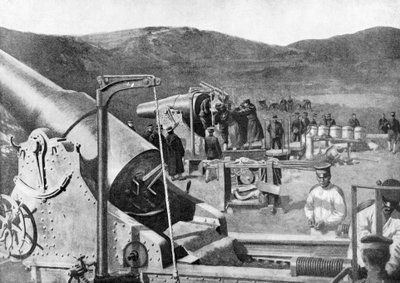 Batterij van Japanse belegeringskanonnen die Port Arthur bombarderen, Russisch-Japanse Oorlog door Unbekannt