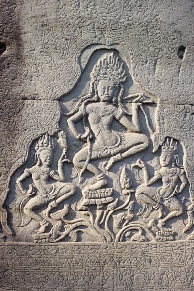 Bayon Hemelse Dansers Gegraveerd in een pilaar, Siem Reap, Cambodja door Unbekannt