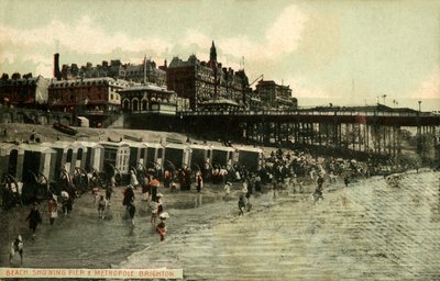 Strand met pier en Metropole, Brighton door Unbekannt
