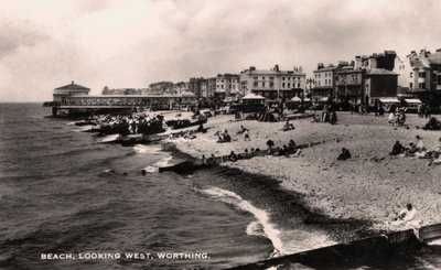Strand, kijkend naar het westen, Worthing, Sussex, 1935 door Unbekannt