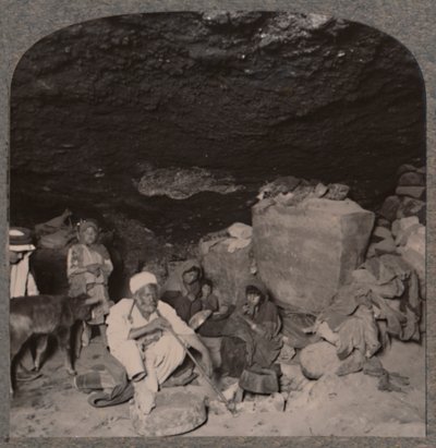 Bedoeïenen grot-bewoners in hun grotten, c1900 door Unbekannt