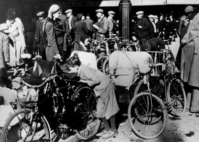 Belgische vluchtelingen met hun fietsen en bezittingen buiten het Gare du Nord, Parijs, juli 1940 door Unbekannt