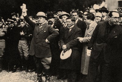 Benito Mussolini, tussen de leden van de fascistische partij, kort na de Mars op Rome door Unbekannt