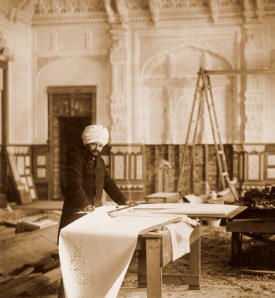 Bhai Ram Singh aan het werk in de Indiase kamer, Osborne House, Isle of Wight, 1892 door Unbekannt