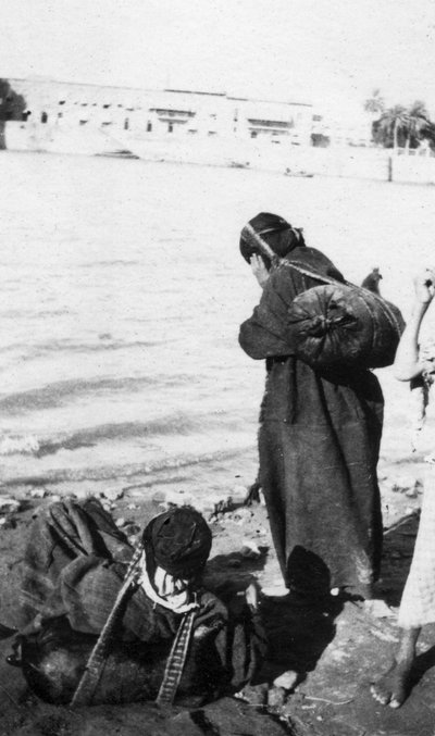 Bhistis of Waterdragers, Basra, Irak, 1917-1919 door Unbekannt