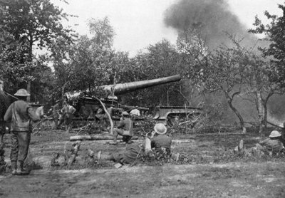 Groot spoorwegkanon dat vuurt tijdens de opmars in het westen, Eerste Wereldoorlog, c1920 door Unbekannt