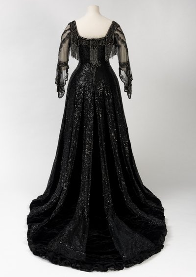 Zwarte avondjurk gedragen door Koningin Alexandra, met kralen- en paillettenversiering en de handtekening van Koningin Alexandra, gemaakt door Barolet van Knightsbridge, Londen 1908-1910 door Unbekannt