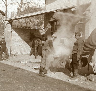 Smit die een paard beslaat, Suippes, Noord-Frankrijk, c1914-c1918 door Unbekannt
