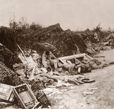 Lichamen na de inname van Courcelles, Noord-Frankrijk, juni 1918 door Unbekannt