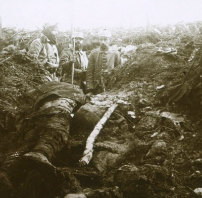 Lichamen en gevangenen, Les Éparges, Noord-Frankrijk, 1915 door Unbekannt