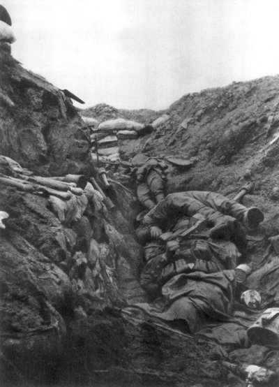 Lichamen in een greppel bij Mort Homme, Verdun, Frankrijk, 9 april 1916 door Unbekannt