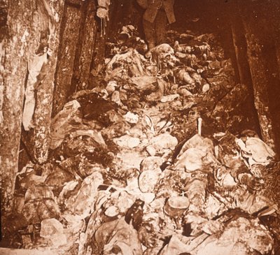 Lichamen in tunnels onder Mount Cornillet, Champagne, Noord-Frankrijk door Unbekannt