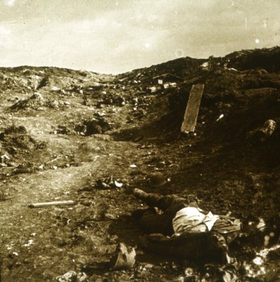 Lichaam, loopgraven aan het front, Somme, Noord-Frankrijk, ca. 1916-ca. 1918 door Unbekannt