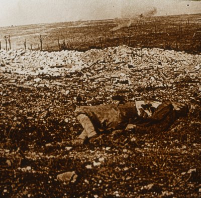 Lichaam met spervuur in de verte, ca 1914-1918 door Unbekannt