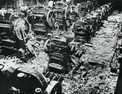 Bombeschade aan een Renault-fabriek, Sevres, Parijs, 4 april 1943 door Unbekannt