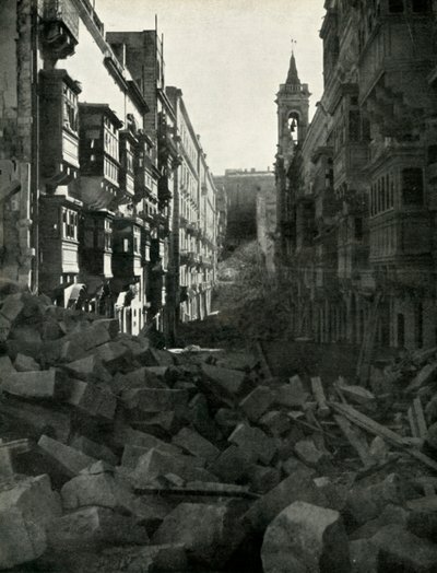 Bombeschadiging op een Maltese straat, Tweede Wereldoorlog, 1942 door Unbekannt