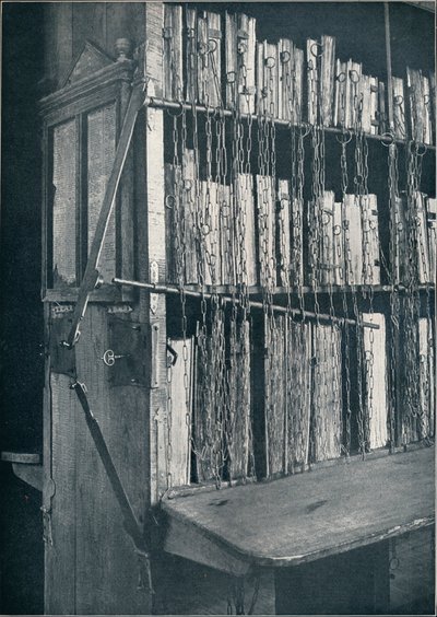 Boekenkast, 15e eeuw, met enkele latere edities, en cataloguslijst, 17e eeuw, c1931 door Unbekannt