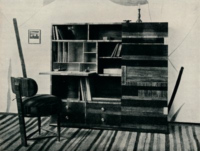 Boekenkast en Stoel. Ontworpen en uitgevoerd door Hans Hartl, c1927 door Unbekannt